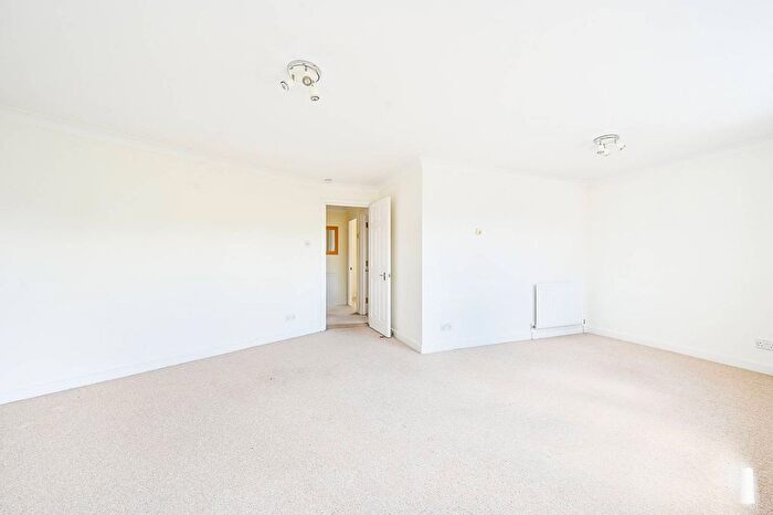 2 Bedroom Flat To Rent In Huntingdon Gardens, Grove Park, London, W4