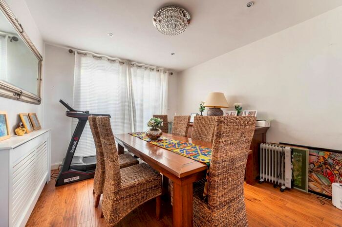 4 Bedroom Semi-Detached House To Rent In Dollis Hill Avenue, Gladstone Park, London, NW2