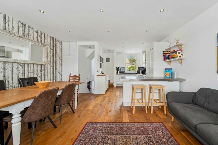 3 Bedroom Flat To Rent In Vespan Road, London, W12