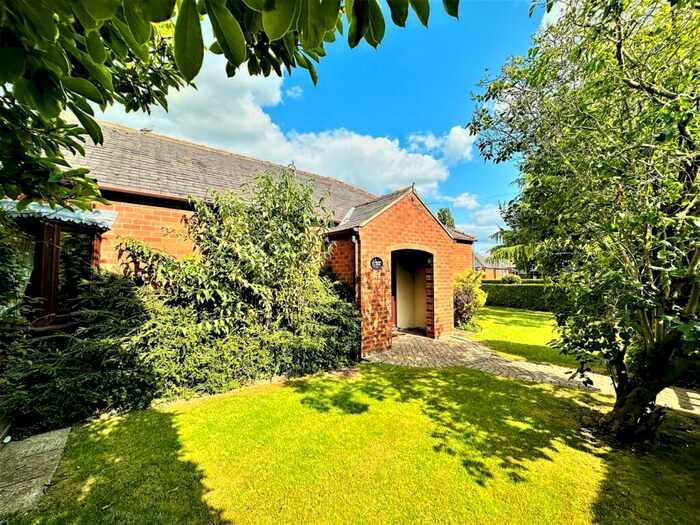 2 Bedroom Detached Bungalow For Sale In Chestnut Avenue, Airmyn, Goole, DN14