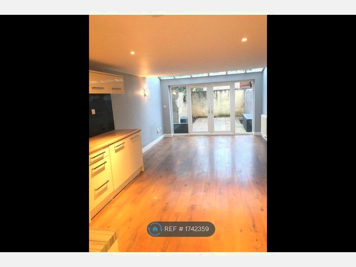 2 Bedroom Flat To Rent In Bruce Grove, Watford, WD24