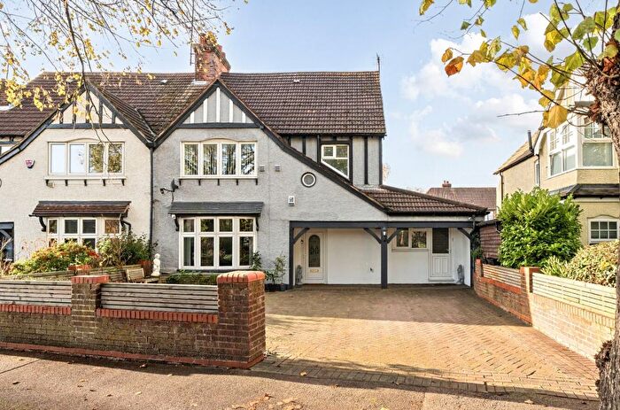 5 Bedroom Semi-Detached House For Sale In Newnham Avenue, Bedford, MK41