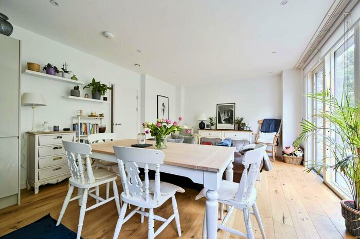 2 Bedroom Flat To Rent In Cambridge Avenue, North Maida Vale, London, NW6