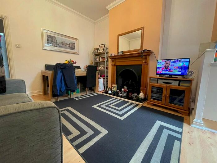 1 Bedroom Flat To Rent In Ninian Road, Roath, Cardiff, CF23