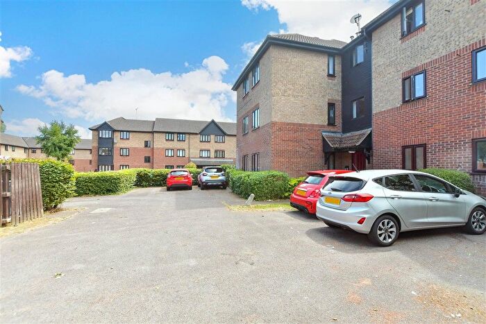 1 Bedroom Flat For Sale In Copperfields, Laindon, Basildon, Essex, SS15