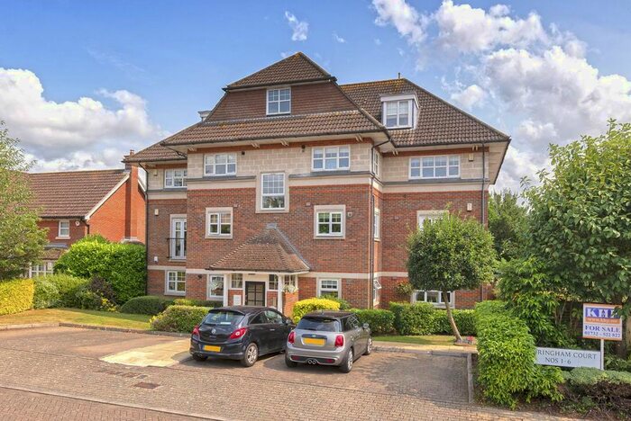 2 Bedroom Flat For Sale In Admiral Way, Kings Hill, ME19