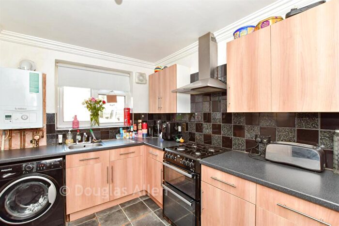 3 Bedroom Ground Maisonette For Sale In Victor Walk, Hornchurch, Essex, RM12