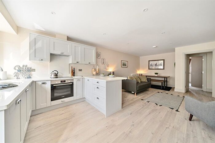 1 Bedroom Flat For Sale In Farncombe Street, Farncombe, GU7