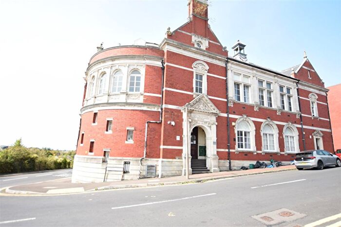 2 Bedroom Flat To Rent In Dock View Road, Barry, CF63