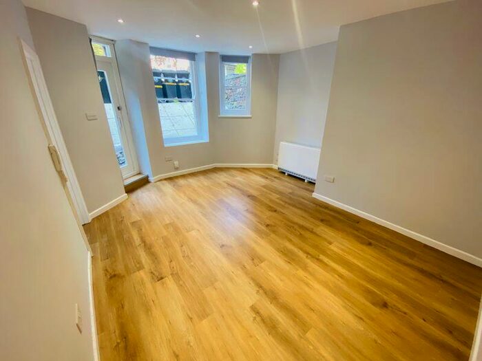 Studio To Rent In Studio Flat, Whatley Road, Clifton, BS8 - Photo 3