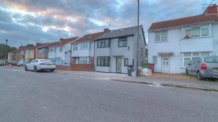 6 Bedroom Semi-Detached House To Rent In Leeds Road, Slough, SL1