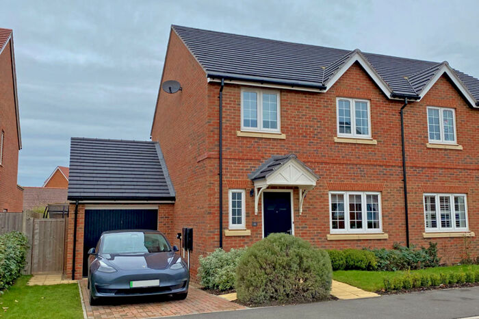 3 Bedroom Semi-Detached House To Rent In Bonners Mead, Benson, OX10
