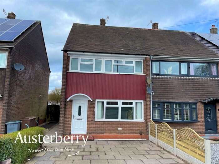 3 Bedroom Town House To Rent In Heathcote Road, Longton, Stoke-On-Trent, ST3