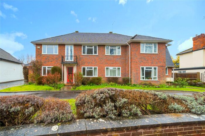 3 Bedroom Flat To Rent In Parkwood Avenue, Esher, KT10