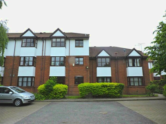 2 Bedroom Flat To Rent In Swallow Close, Greenhithe, DA9