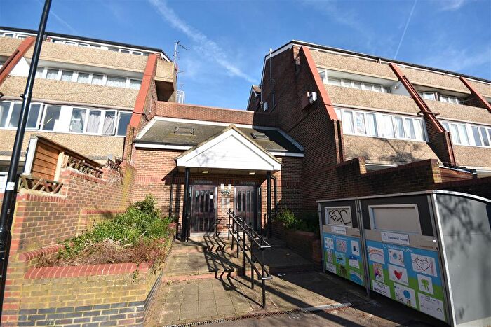 2 Bedroom Maisonette To Rent In Trimmer Walk, Brentford, TW8