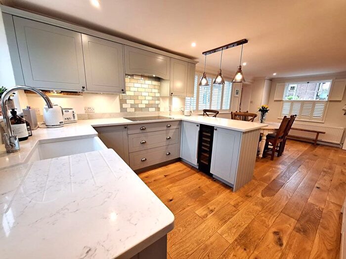 4 Bedroom Semi-Detached House To Rent In Dunstable Road, Toddington, Dunstable, LU5