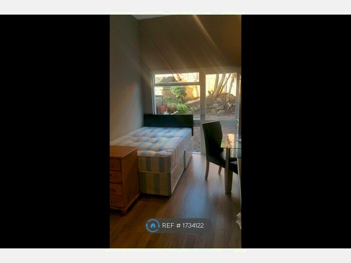 Studio To Rent In Bath Road, London, W4