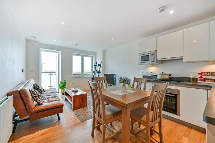 1 Bedroom Flat For Sale In Topaz Apartments, Hounslow, TW3