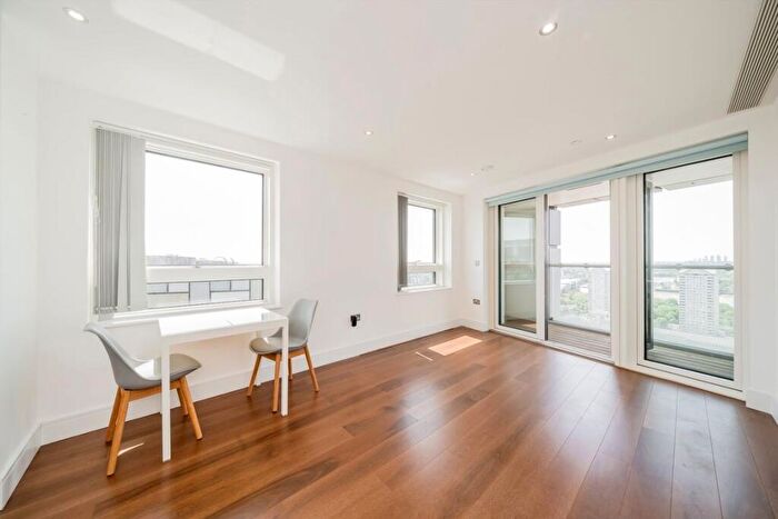 2 Bedroom Flat For Sale In Lincoln Plaza, Canary Wharf, E14