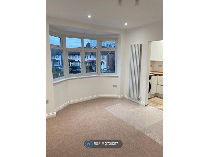 2 Bedroom Flat To Rent In North Gardens, London, SW19