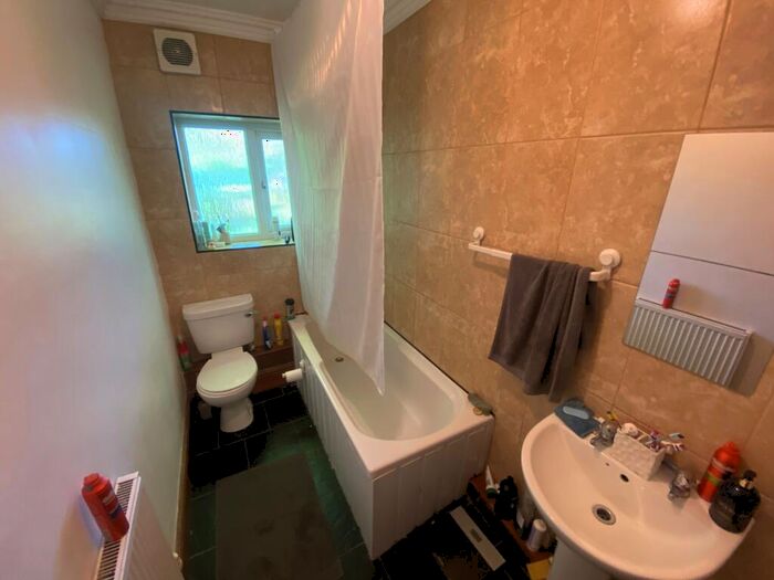 6 Bedroom House To Rent In Hollin Mount, Leeds, LS16