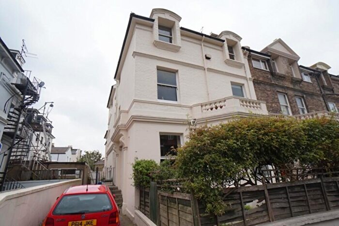 2 Bedroom Flat To Rent In Flat Sackville Road, BN3