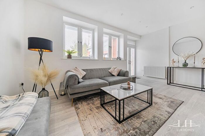 2 Bedroom Flat For Sale In Millfield View, Ashwells Road, Pilgrims Hatch, Brentwood, CM15