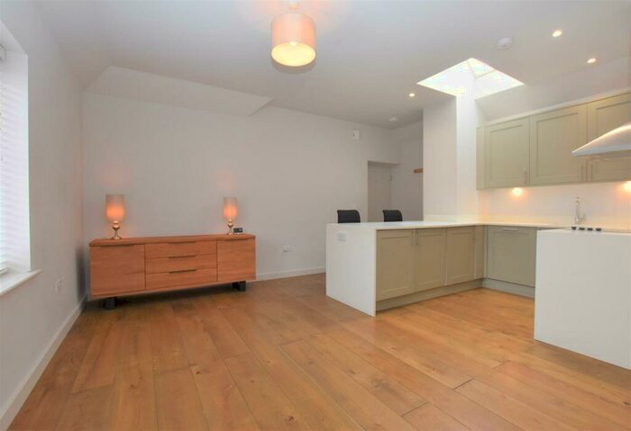 2 Bedroom Flat To Rent In Rectory Road, RG4