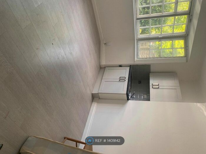 Studio To Rent In Green Road, London, N14