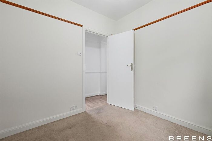 2 Bedroom Flat For Sale In Hertford Road, Enfield, EN3