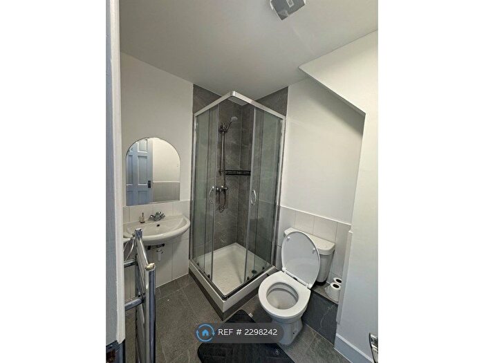 1 Bedroom Flat To Rent In Essex Place, London, W4