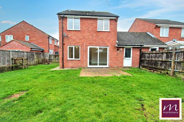 4 Bedroom Link Detached House For Sale In Barrie Close, Aylesbury, HP19