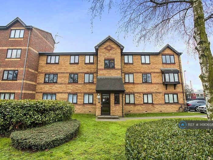 2 Bedroom Flat To Rent In Greenslade Road, Barking, IG11