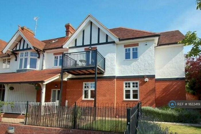 2 Bedroom Flat To Rent In Rectory Avenue, High Wycombe, HP13