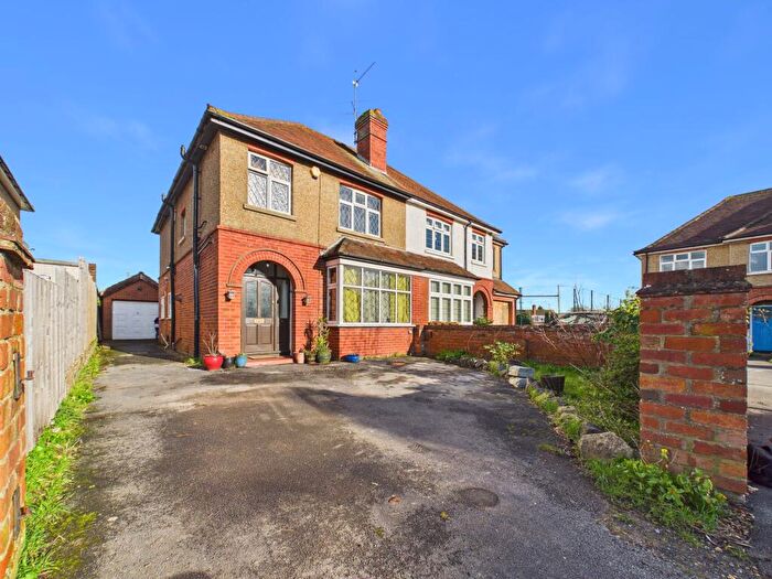 3 Bedroom Semi-Detached House For Sale In Wendover Way, Tilehurst, RG30