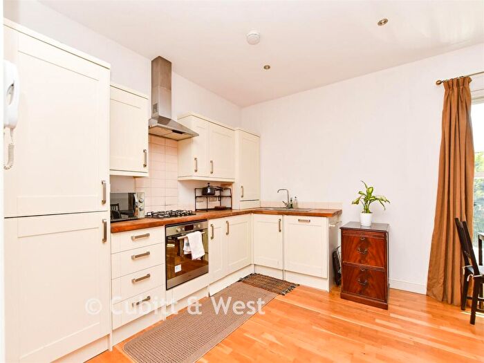 2 Bedroom Apartment For Sale In Woodlands Road, Redhill, Surrey, RH1