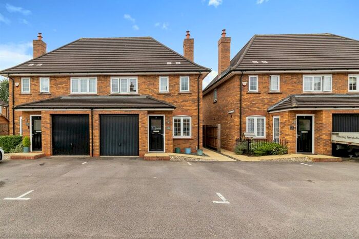 3 Bedroom Semi-Detached House For Sale In Rustic Close, Stewartby, Bedford, MK43