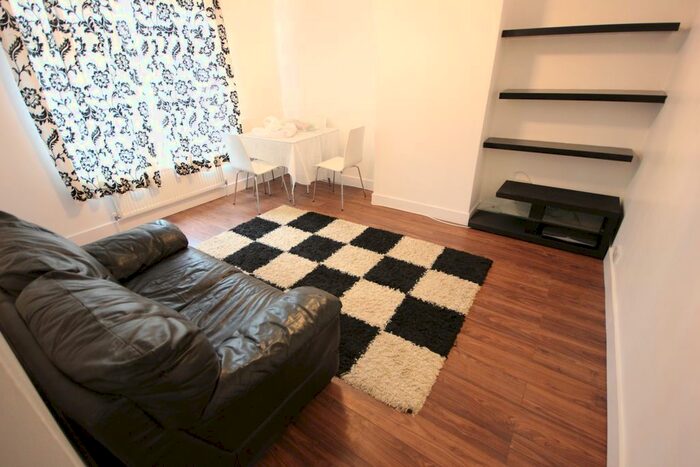 1 Bedroom Flat To Rent In Milling Road, Burnt Oak, Edgware, HA8