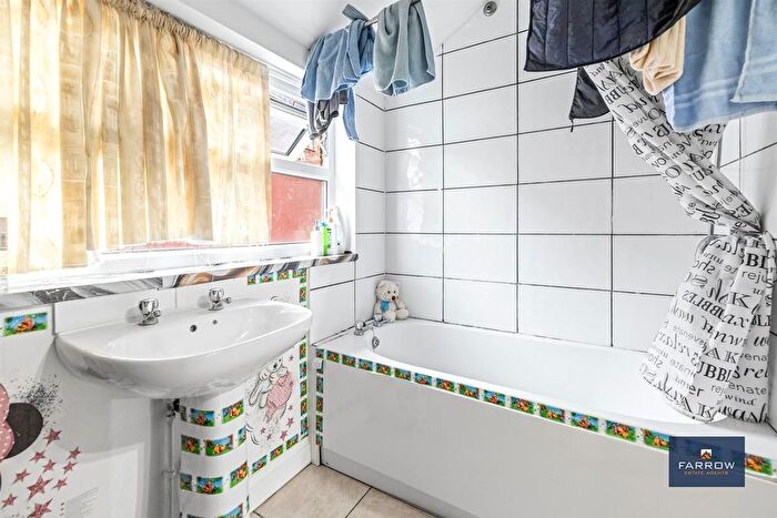 3 Bedroom Terraced House For Sale In Rutland Street, Grimsby, DN32