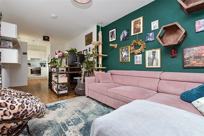 1 Bedroom Flat For Sale In Rayon Close, Wallington, Surrey, SM6