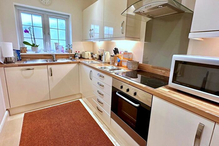 2 Bedroom Flat For Sale In Cedar Gardens, Lions Lane, BH24