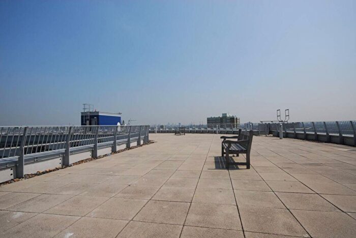 2 Bedroom Flat To Rent In Falcon Wharf, Battersea, London, SW11