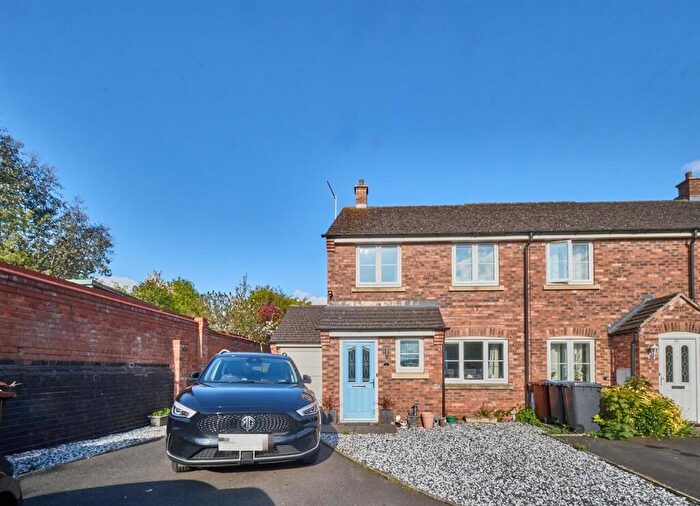 3 Bedroom Town House For Sale In Knitters Close, Barwell, Leicester, LE9