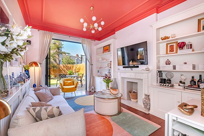 2 Bedroom Flat For Sale In Cavendish Road, London, SW12
