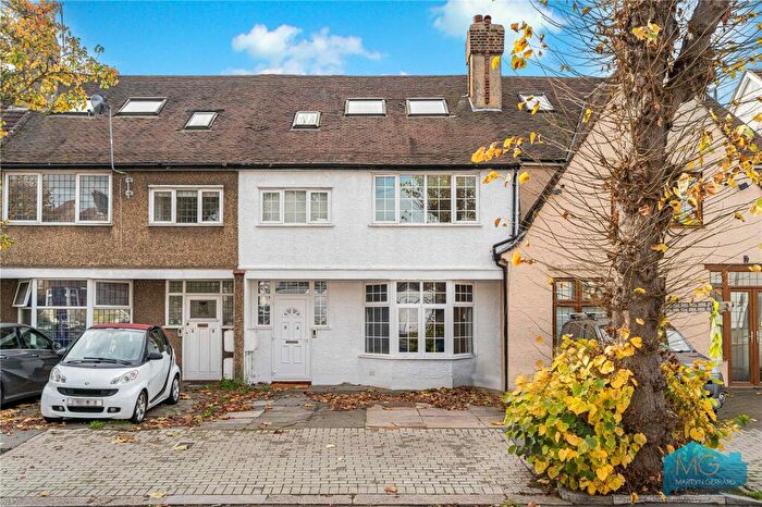 2 Bedroom Apartment For Sale In Woodland Way, Mill Hill, NW7