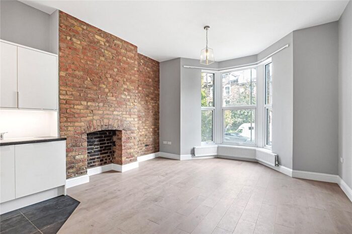 2 Bedroom Flat To Rent In Amhurst Road, Hackney, London, E8