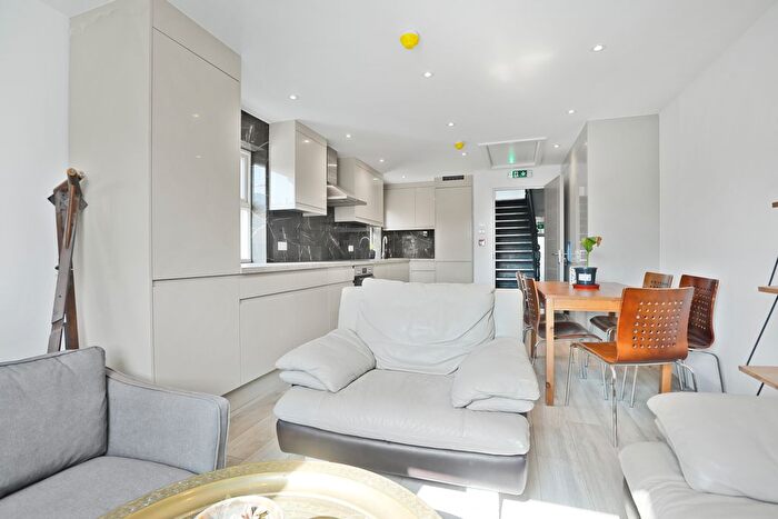 4 Bedroom Flat To Rent In Acton Lane, Harlesden, London, NW10