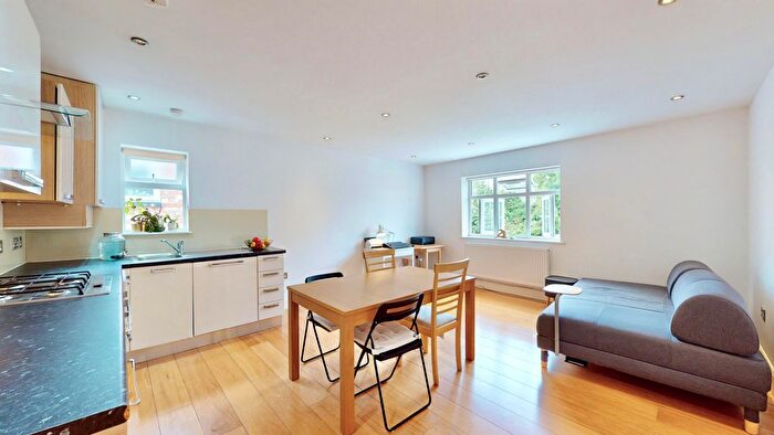 2 Bedroom Flat To Rent In Vivian Avenue, London, NW4