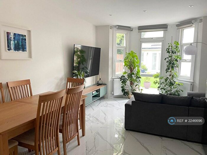 2 Bedroom Flat To Rent In Deronda Road, London, SE24